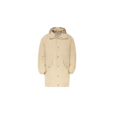 Parka Acne Studios de color beige claro, corte largo y holgado, con cuello alto envolvente que incluye inscripciones bordadas en contraste. Cuenta con cierre frontal con botones a presión y bolsillos laterales.
