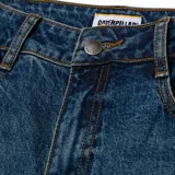 Pantalón de jean estilo wide leg de tiro medio, con diseño de cinco bolsillos, cierre de cremallera y costuras en tono contrastante. Presenta detalles de marca en remaches y parche trasero.