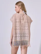Kaftan blanco calado con cuello a la base, escote en V y lazo de ajuste. Terminación de ruedo con flecos.