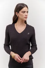 Sweater azul marino de tejido de punto acanalado con escote en V y mangas largas.