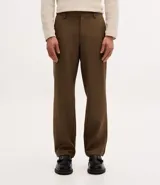 Pantalón de vestir masculino con corte recto y diseño sastre. Presenta cintura con pasantes, cierre tradicional y bolsillos laterales. Confeccionado en tejido de poliéster con un toque de elastano para mayor comodidad.