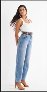 Jean de tiro alto color celeste, corte recto, con bolsillos delanteros y traseros, y presillas para cinturón.