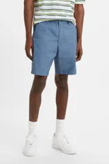 Bermuda de estilo chino en color azul, con cintura elástica y cordón interno para ajuste. Presenta un corte relajado y tiro medio, con bolsillos laterales y traseros.