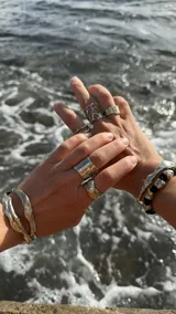 Brazalete rígido de bronce y alpaca maciza, con diseño orgánico irregular.