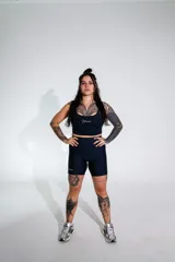 Calza biker deportiva de tiro alto, color negro, confeccionada en tejido técnico elástico con logo pequeño estampado en el ruedo.