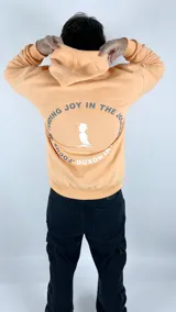 Canguro color durazno de algodón con felpa, textura extra suave, con doble estampa en gris y blanco.