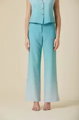 Pantalón de vestir de corte recto y silueta amplia, con diseño de degradado en el bajo. Presenta cierre frontal con cremallera y botón oculto.