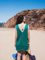 Vestido corto de playa tejido al crochet, color verde esmeralda con rayas horizontales caladas.