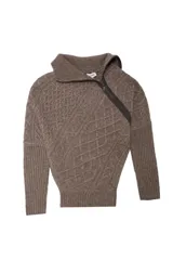 Sweater de punto con diseño de trenzas, cuello polo con cierre frontal asimétrico, manga larga y corte relajado.