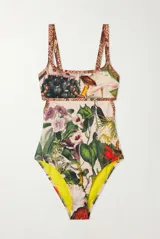 Malla entera de diseño tropical en tonos rosados y borravino, con estampado de hojas, vegetación y un leopardo oculto. Presenta escote recto y tirantes finos.