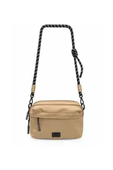 Cartera tipo morral y bandolera de color beige, con múltiples compartimentos con cierre, detalles en negro y correa larga de soga trenzada en blanco y negro.