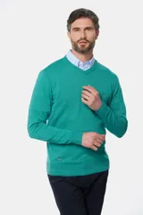 Sweater de hilo color borgoña, con cuello en V y logo bordado en el pecho.