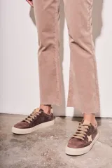 Pantalón de pana color beige, de corte flare y tiro medio.