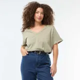 Camiseta básica de manga corta con cuello en pico, confeccionada en algodón de color verde oliva.