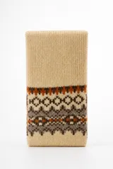 Bufanda de punto color beige con diseño estampado de grecas en tonos marrones, naranjas y grises.