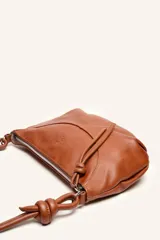 Cartera bandolera de cuero marrón con forma relajada, diseño de costuras curvas y detalles de nudos hechos a mano en las asas.