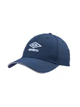 Gorra Umbro color azul marino con visera curva, ribete blanco en el borde de la misma y logo bordado en blanco en el frente.