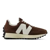 Championes urbanos New Balance modelo 327, de color marrón con detalles en blanco y suela negra. Presentan el característico logo "N" en gran tamaño de forma asimétrica y entresuela ensanchada.