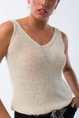 Musculosa beige de tejido de punto calado con escote en V y breteles anchos.