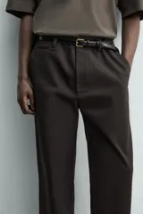 Pantalón chino regular fit de color negro, confeccionado en tejido de algodón. Cuenta con bolsillos frontales, detalle de bolsillo cerillero, bolsillos traseros de doble vivo y cierre frontal con cremallera y botón.