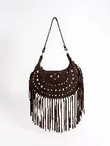 Cartera estilo hobo de cuero color rojo, con diseño semilunar, decoración de tachas metálicas plateadas y flecos largos colgantes en la parte inferior. Cuenta con correa ajustable para el hombro y forro interior con bolsillo.