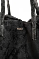 Bolso tipo tote de gran tamaño confeccionado en material sintético con acabado efecto gamuza en color tostado. Presenta doble asa larga en tono contrastante y placa metálica pequeña con logo de la marca en la parte frontal.