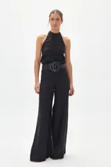 Top negro de lino con cuello halter y espalda descubierta.