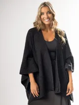 Ruana color beige de tejido liviano con destellos de mini lentejuelas.