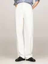 Pantalón jean de tiro alto color blanco, de corte recto y pierna ancha.