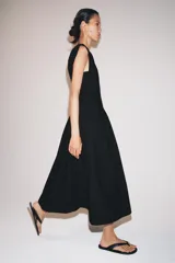 Vestido midi de Zara Woman Collection confeccionado en hilatura de algodón color celeste, con cuello redondo, manga corta y detalles de pliegues en la cintura. Presenta falda en línea evasé y cierre en la espalda con abertura y botón.