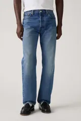 Jeans de corte recto y tiro mid-rise, color azul con lavado medio y efecto ligeramente desgastado, con cierre de botones.
