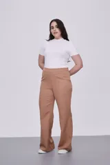 Pantalon de corte recto y tiro alto, confeccionado en tela de poliester de color marron.