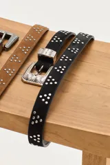 Cinturon de cuero con tachas metálicas plateadas y hebilla metálica labrada de estilo western.