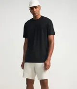 Bermuda deportiva color beige, con cintura elástica, cordón de ajuste, bolsillos con cierre y estampa lateral de lettering.