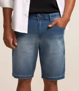 Bermuda masculina de jean color celeste, corte slim, con dobladillo y bolsillos. Marca Marfinno.