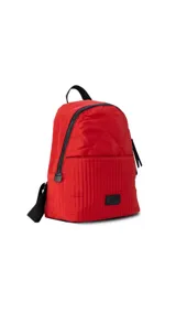 Mochila negra de tela capitoneada con bolsillo frontal amplio y asas ajustables. Incluye compartimento especial para iPad.