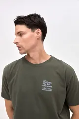 Remera de manga corta color bordó, confeccionada en algodón pesado con textura suave y calce relajado. Presenta un pequeño bordado de la marca en el pecho.