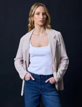 Blazer de lino color beige, marca Zac & Rachel. Tiene cuello con solapa, abertura central con botón, bolsillos delanteros y corte clásico.