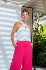 Pantalón de corte sastrero con cintura alta, pinzas delanteras y pierna ancha de caída fluida.