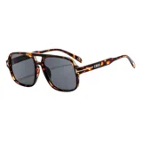 Lentes de sol estilo aviador con doble puente, armazón negro de plástico reciclado y cristales oscuros.