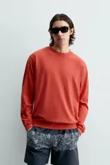 Sudadera de cuello redondo y manga larga, con ajuste regular y efecto lavado. Presenta acabados en rib en puños y ruedo, confeccionada en tejido de algodón con interior de rizo.