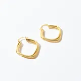 Aros tipo argolla cuadrados dorados con textura.