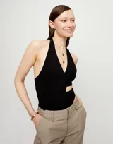 Collar doble dorado con cadena de eslabones y dije de cristal facetado ovalado.