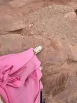 Pantalón fucsia de tiro alto y corte palazzo con aberturas laterales en el ruedo y lazo en la cintura.