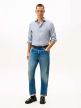 Camisa de corte regular confeccionada en algodón con tejido dobby texturizado. Presenta un micro estampado de puntos, cuello clásico con botones, cierre frontal abotonado y el logo de la marca bordado en el pecho.