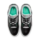 Zapatillas Air Jordan 3 Retro de cuero negro con detalles en gris y verde.