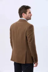 Saco sport de lana en color gris oscuro, con diseño clásico de solapa tradicional, cierre frontal de dos botones y bolsillos laterales con solapa.