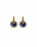 Aros tipo argolla pequeña con dije circular de resina azul brillante rodeado de strass, con estructura metálica dorada.
