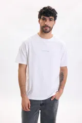 Remera blanca de manga corta, corte relajado, con cuello redondo y una estampa sutil con el texto "Nature Park" en el centro del pecho.