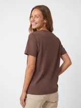 Remera celeste de manga corta y cuello redondo, de corte clásico y liso.